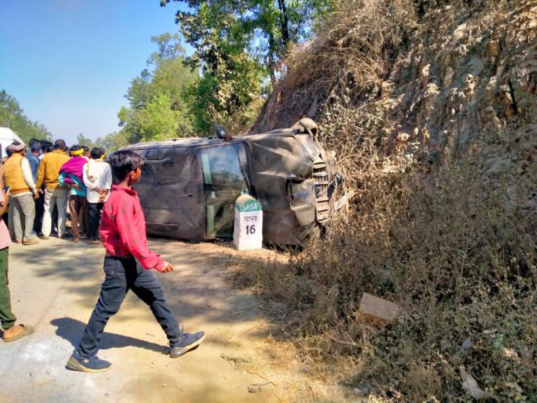 Sonbhadra News : स्कार्पियो दुर्घटना में बड़ा हादसा टला, सभी यात्री सुरक्षित