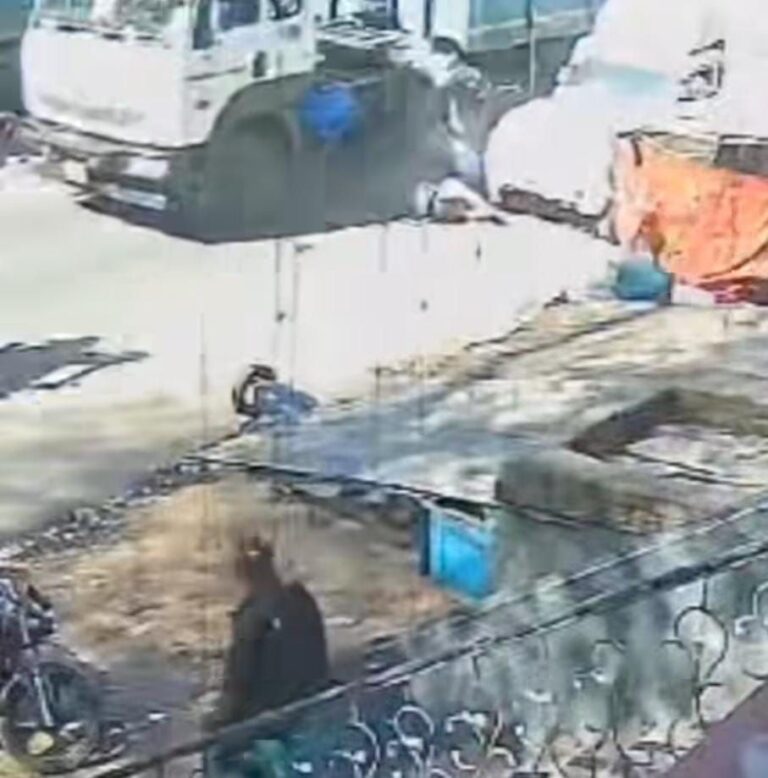 रेणुकूट में तेज रफ्तार हाइवा ने स्कूटी को मारी जोरदार टक्कर, युवती बाल-बाल बची, चालक फरार