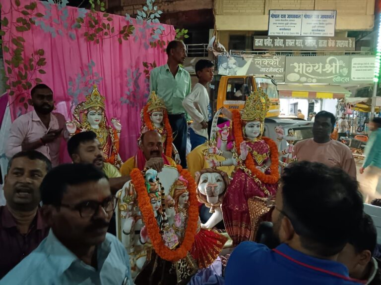 भगवान लक्ष्मी नारायण, शिव शक्ति परिवार आदि शक्ति मां दुर्गा के मूर्ति की निकली शोभायात्रा