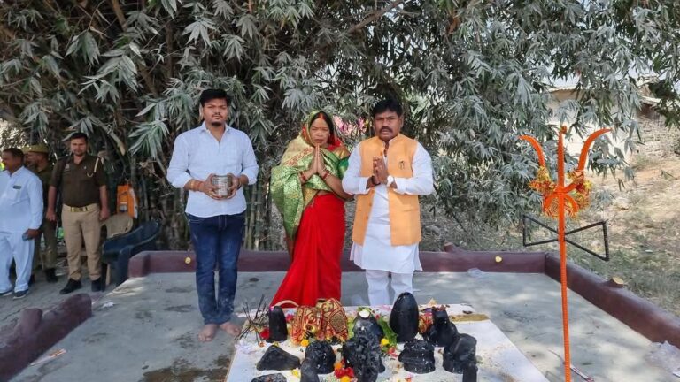Sonbhadra News : राज्यमंत्री संजीव सिंह गोंड़ ने परिवार संग किया प्राचीन शिव मंदिर में जलाभिषेक