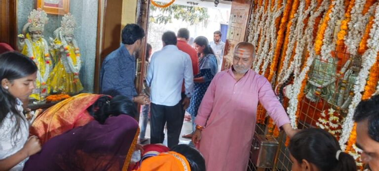 Sonbhadra News : महाशिवरात्रि पर डाला में उमड़ा आस्था का सैलाब: शिवालयों में भक्तों का तांता