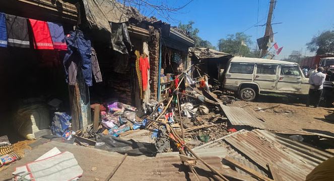 Sonbhadra News : अनियंत्रित बोलेरो दुकान में घुसी, किशोर और दर्जी गंभीर रूप से घायल