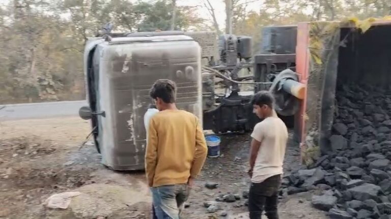 Sonbhadra News : मुर्धवा-बीजपुर मार्ग पर सड़क हादसे में दो बड़े वाहन पलटे, घंटों तक लगा लंबा जाम