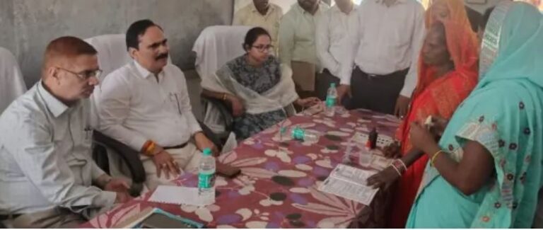 Sonbhadra News : आयुक्त ने ग्रामीण चौपाल लगाकर सुनी समस्याएं, अफसरों को दिए सख्त निर्देश