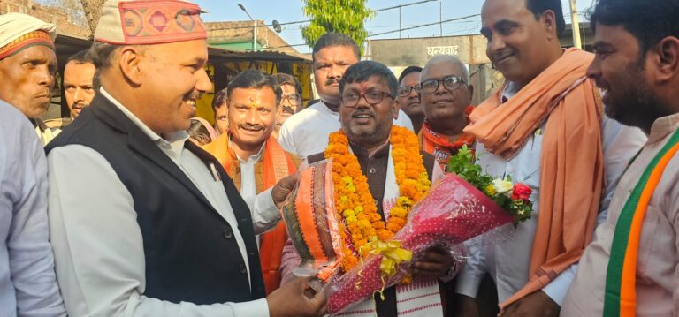 Duddhi : दुबारा भाजपा जिलाध्यक्ष नन्दलाल गुप्ता के बनने पर कार्यकर्ताओं ने ढ़ोल नागाड़ो के साथ किया जोरदार स्वागत, हर्ष का माहौल।