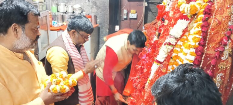 Sonbhadra News : नंदलाल गुप्ता के पुनः अध्यक्ष बनने पर कार्यकर्ताओं ने किया भव्य स्वागत।