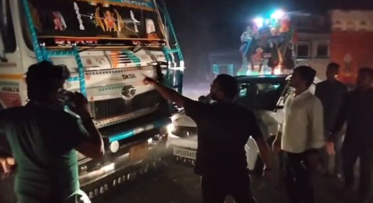 तेज रफ्तार कार और ट्रक की टक्कर के बाद पुलिस की अमानवीय कार्रवाई, ट्रक चालक से मारपीट का आरोप।