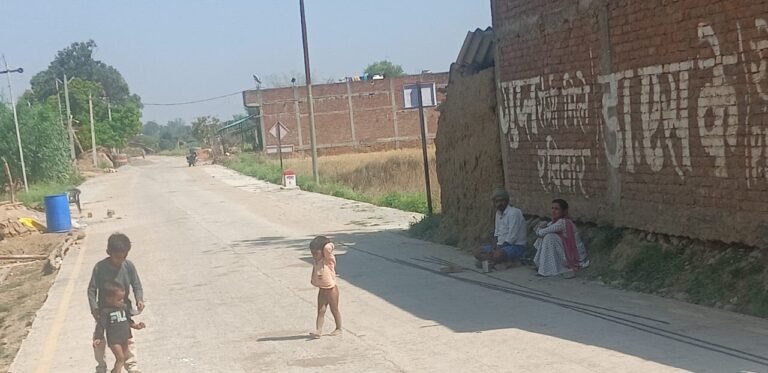 Sonbhadra News : एक साल भी नहीं टिकी प्रधानमंत्री सड़क, निर्माण में भ्रष्टाचार की दरारें आईं सामने