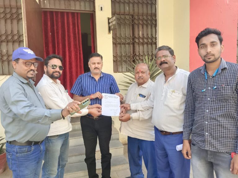 Sonbhadra News : सीतापुर में पत्रकार की हत्या पर आक्रोश, दुद्धी में पत्रकारों ने सौंपा ज्ञापन