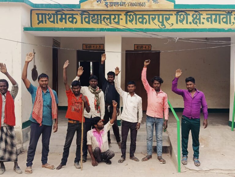 Sonbhadra News : सरकारी विद्यालय में बच्चों के भविष्य से खिलवाड़, जिम्मेदार अधिकारी मौन,