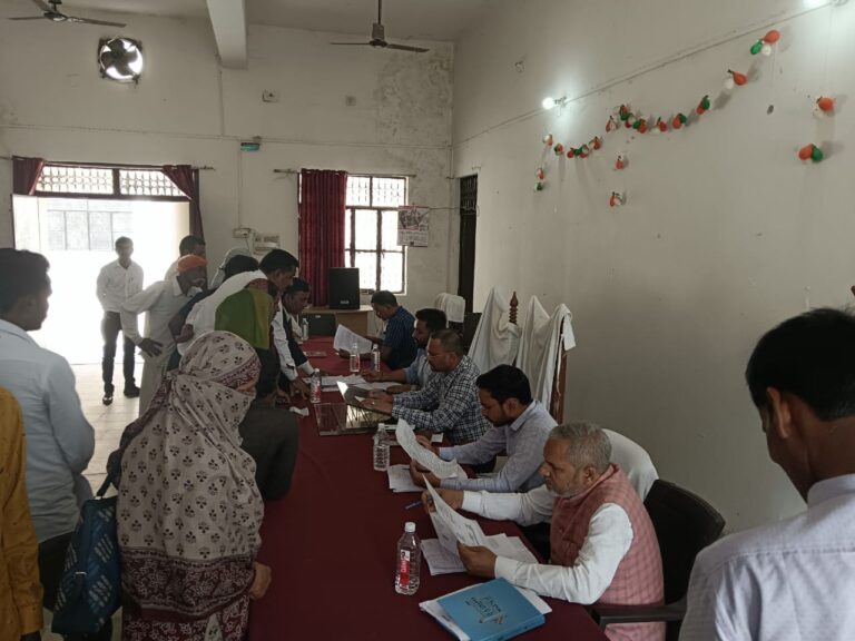 Sonbhadra News : संपूर्ण समाधान दिवस में 45 शिकायतों में से मात्र 5 का निस्तारण, शेष मामलों पर अधिकारियों को दिए निर्देश