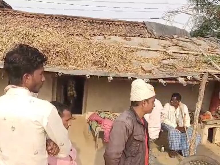 ओबरा: चोपन रोड पर अंडे की दुकान में लगी भीषण आग, हजारों का नुकसान.