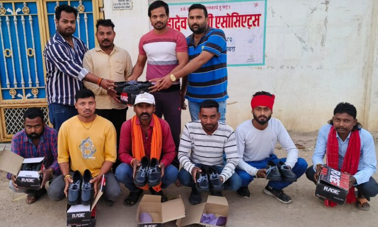 Sonbhadra News : धन्वंतरी पतंजलि योग संस्थान ने ओबरा सफाई कर्मियों को वितरित किए सेफ्टी शूज