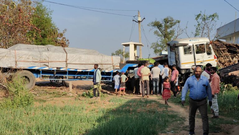 Sonbhadra News : एल्युमिनियम लोड ट्रेलर और बोलेरो की टक्कर, चालक की सूझबूझ से टला बड़ा हादसा