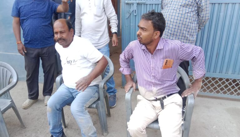 Sonbhadra News : तेज रफ्तार पिकअप ने बाइक सवार को पीछे मारी टक्कर दो घायल।