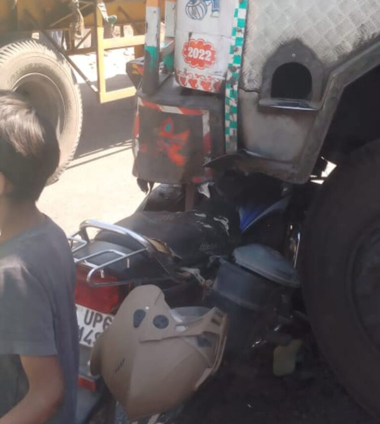 बोर्ड परीक्षा देने जा रहे छात्रों की बाइक ट्रक से टकराई, दो की हालत गंभीर.