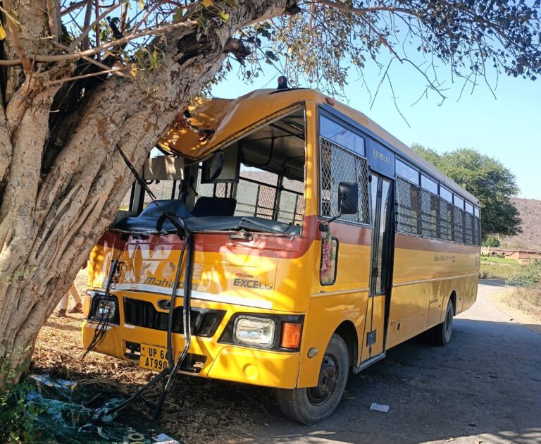 Sonbhadra News : तेज रफ्तार बस पीपल के पेड़ से टकराई, चालक समेत कई बच्चे घायल