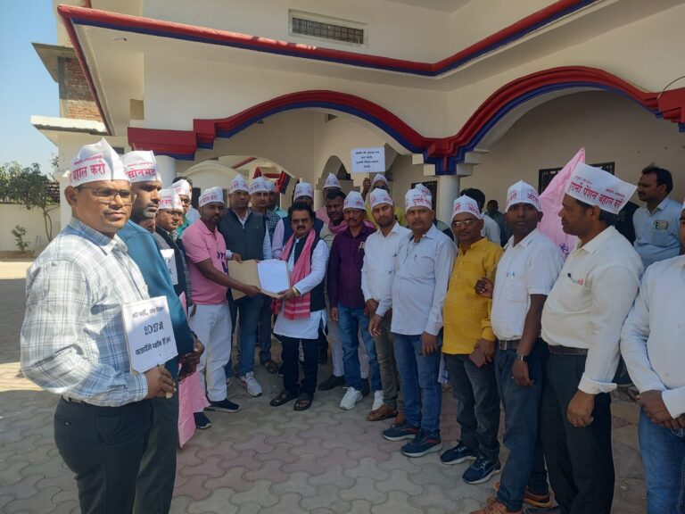 Sonbhadra News : पुरानी पेंशन बहाली की मांग को लेकर अटेवा ने सांसद को सौंपा ज्ञापन