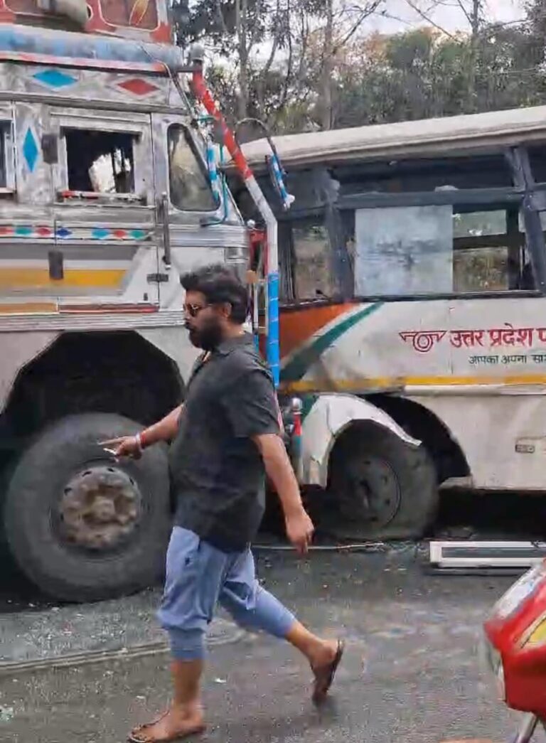 सोनभद्र में भीषण सड़क हादसा : तेज रफ्तार रोडवेज बस और ट्रक की आमने-सामने टक्कर, कई यात्री घायल
