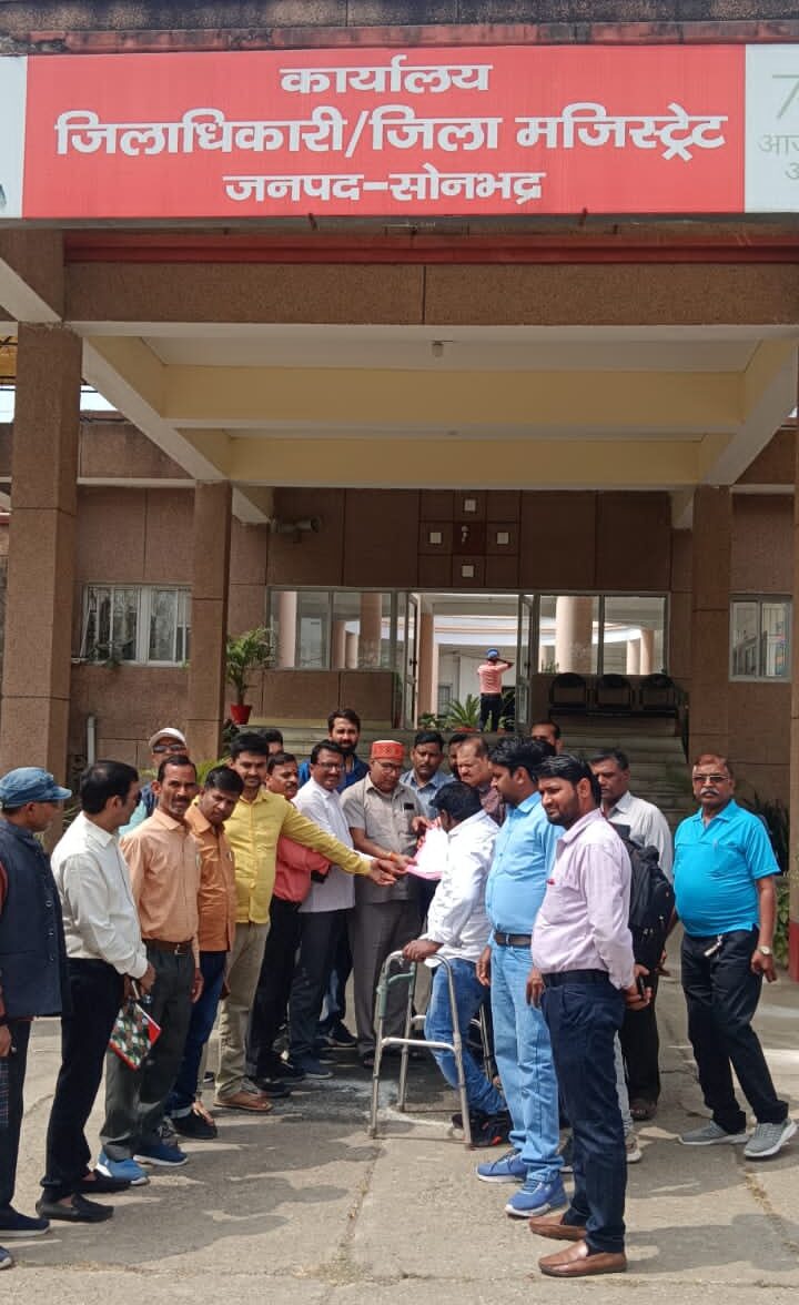 Sonbhadra News : सीतापुर पत्रकार हत्याकांड के विरोध में ग्रामीण पत्रकार एसोसिएशन ने कलेक्ट्रेट पर दिया ज्ञापन