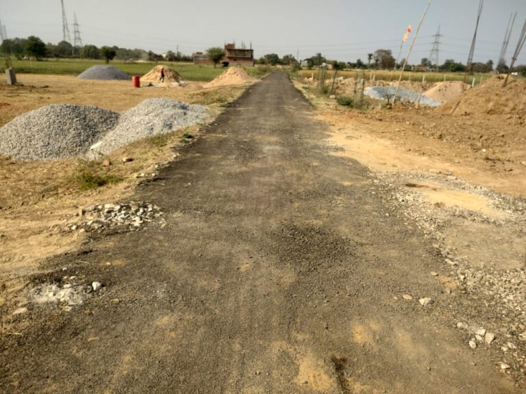 Sonbhadra News : लाखों की लागत से बनी सड़क भ्रष्टाचार की भेंट चढ़ी, पंद्रह दिन में ही उधड़ी.