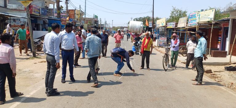 Sonbhadra News : चुर्क बाजार सुंदरीकरण के लिए हुई नापी, अतिक्रमण पर प्रशासन सख्त