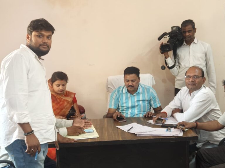 Sonbhadra News : साप्ताहिक बकरी बाजार की वार्षिक नीलामी में 8 लाख 35 हजार रुपये में हुई बिक्री