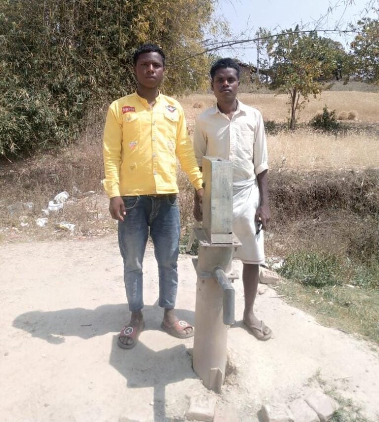 Sonbhadra News : डाला पीपर में हैंडपंप खराब, ग्रामीणों को पेयजल संकट का सामना