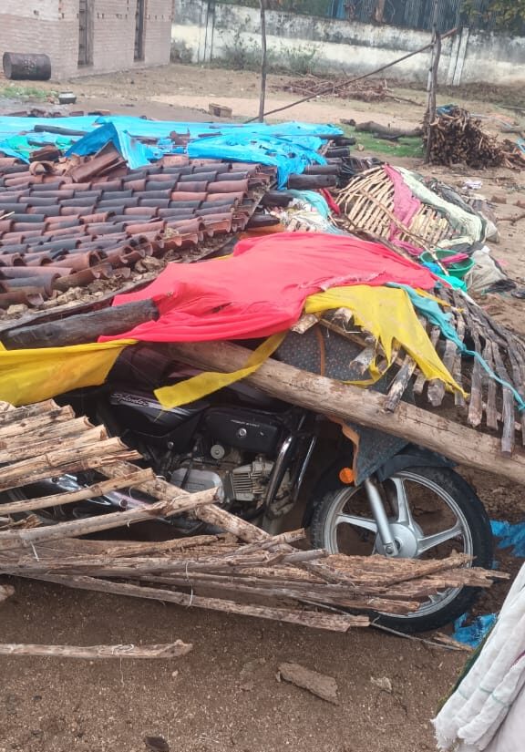 Sonbhadra News : अमवार विस्थापित कॉलोनी में झोपड़ी गिरने से कई घायल, हजारों का नुकसान