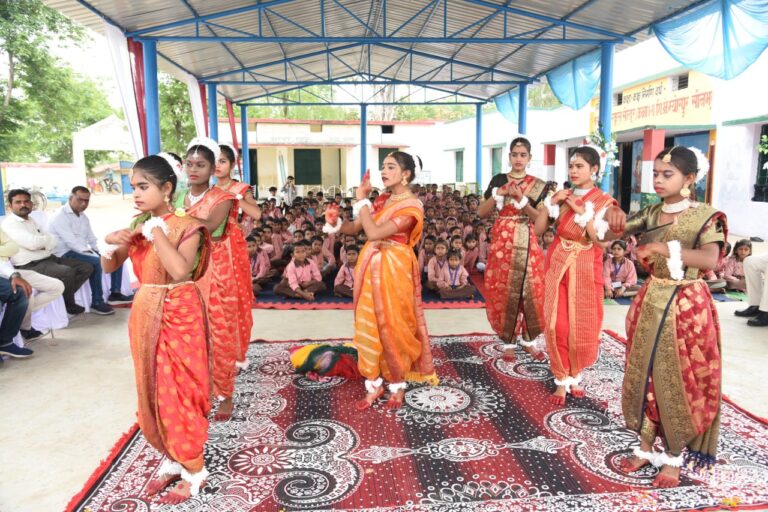 Sonbhadra News : एनटीपीसी रिहंद ने सेंदुर और मुंगहवा के सरकारी स्कूलों में बहुप्रयोजन शेड का किया उद्घाटन