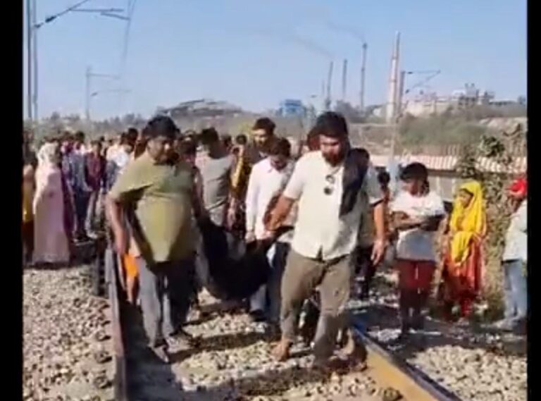 Sonbhadra News : हाई-टेक रेलवे क्रॉसिंग के पास ट्रेन की चपेट में आने से महिला की दर्दनाक मौत