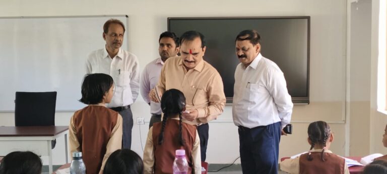 Sonbhadra News : मंडलायुक्त बाल कृष्ण त्रिपाठी ने किया अटल आवासीय विद्यालय गुरमुरा का निरीक्षण