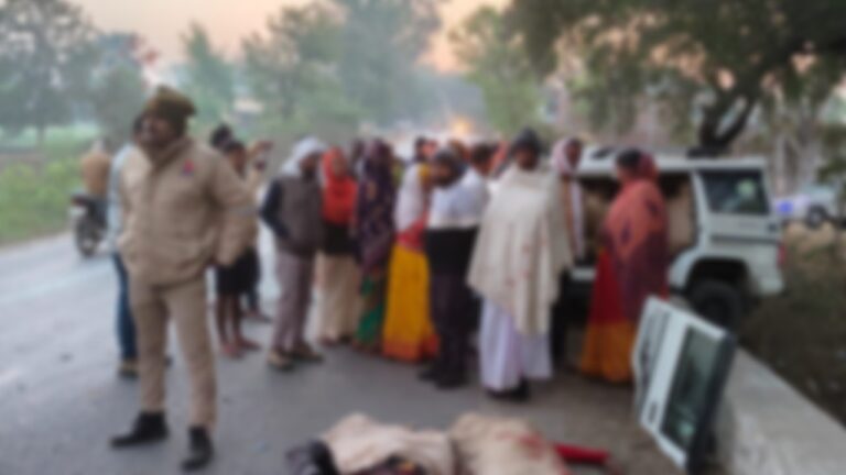 Sonbhadra News : तेज रफ्तार ट्रक ने बोलेरो को मारी टक्कर, दंपति की मौके पर ही मौत – दो मासूम बच्चे गंभीर रूप से घायल