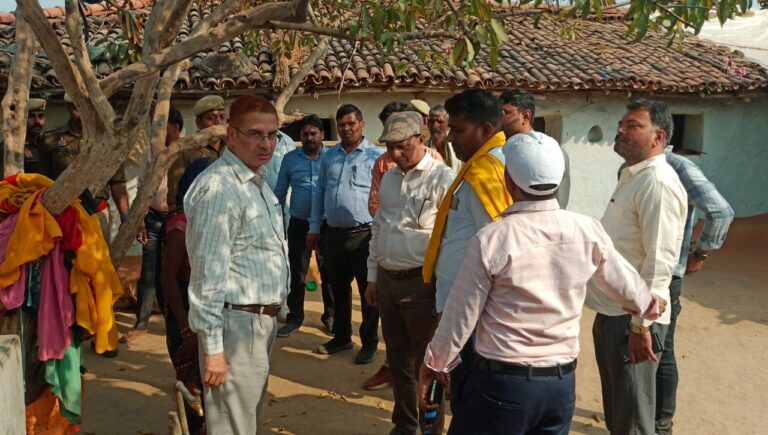 Sonbhadra News : जिलाधिकारी ने पड़रछ गांव का किया निरीक्षण, फ्लोराइड युक्त पानी की समस्या पर दिए निर्देश