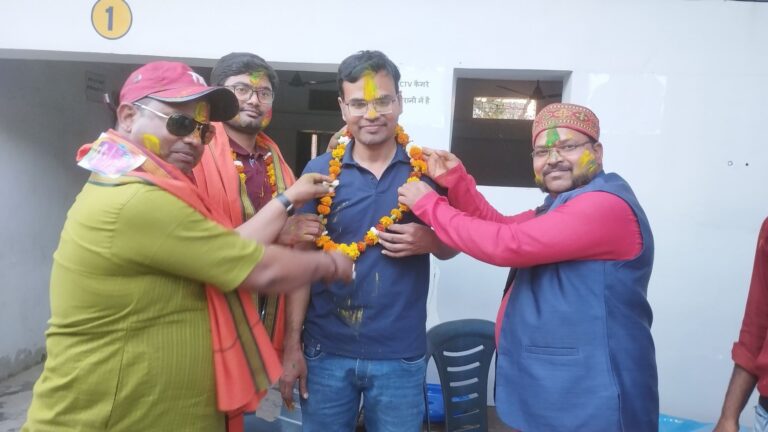 Sonbhadra News : बोर्ड परीक्षा समाप्त होते ही छात्रों ने मनाया जश्न, सेंटर के बाहर जमकर खेली होली