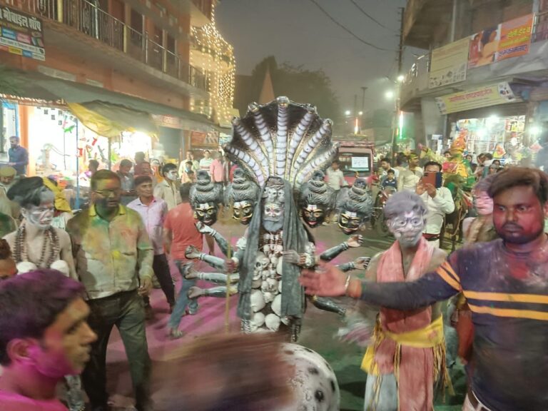 Sonbhadra News : दुद्धी में ऐतिहासिक होली की बारात, शिव तांडव नृत्य और मसान खोपड़ी संग मची धूम