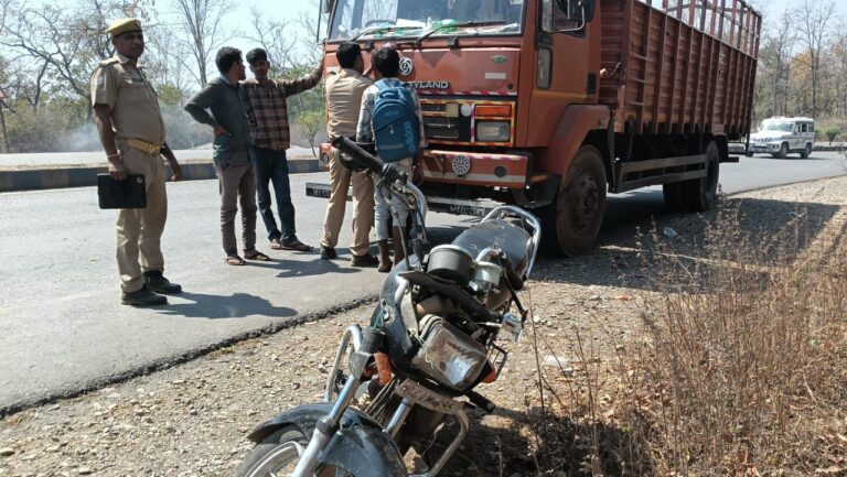 Sonbhadra News : सड़क हादसे में युवक घायल, तेज रफ्तार डीसीएम ट्रक बना दुर्घटना का कारण