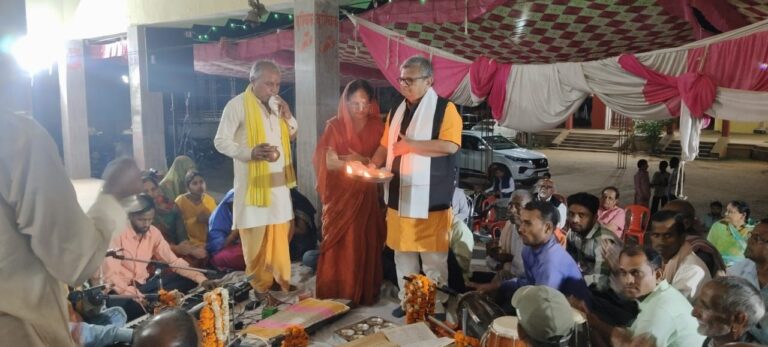 Sonbhadra News : अजीरेश्वर धाम के अखंड हरिकीर्तन में उमड़ी भक्तों की भीड़, बघेल परिवार ने किया आरती पूजन