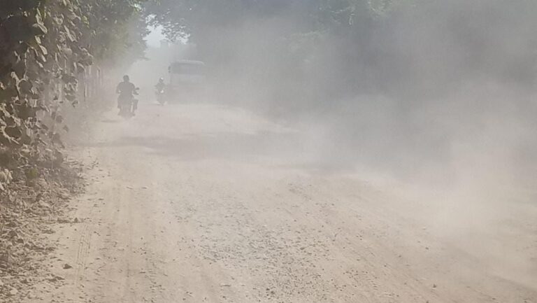 Sonbhadra News : डाला-ओबरा संपर्क मार्ग बदहाल, उड़ती धूल और गड्ढों से जनता परेशान