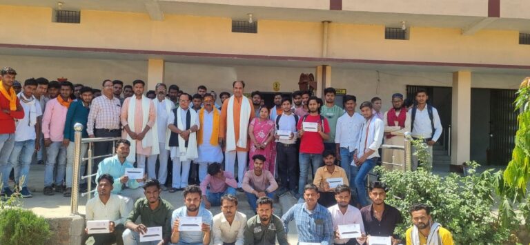 Sonbhadra News: चैत्र नव वर्ष पर सोनांचल आईटीआई में 80 छात्रों को निःशुल्क टैबलेट वितरण