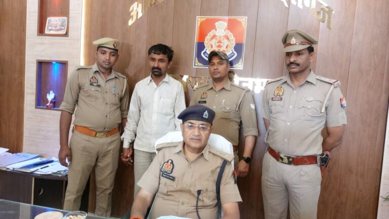 Sonbhadra News : सोनभद्र में पुलिस ने अवैध अंग्रेजी शराब तस्करी का भंडाफोड़ किया