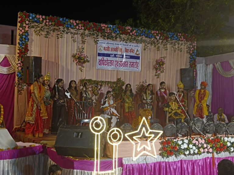 Sonbhadra News : सरस्वती विद्या मंदिर का वार्षिक उत्सव धूमधाम से संपन्न, सांसद राम सकल ने चैता और निर्गुण गाकर मोहा मन