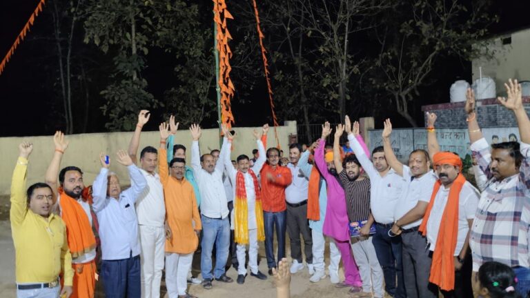 Sonbhadra News : वैदिक मंत्र उच्चारण के साथ हुआ झंडा पूजन कार्यक्रम