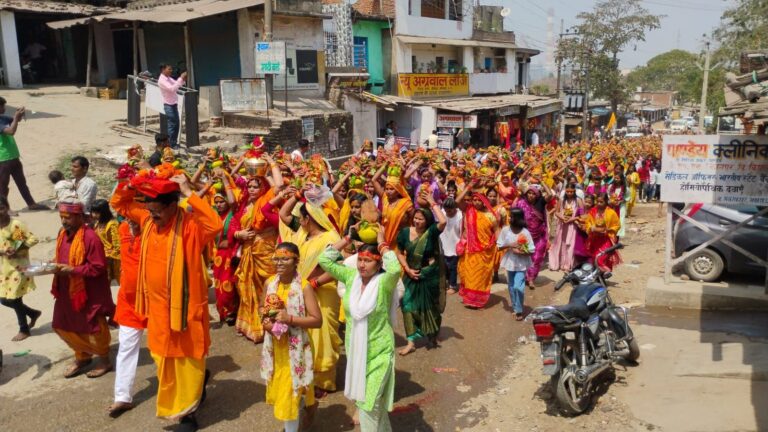 Sonbhadra News : विशाल कलश शोभायात्रा के साथ नौ दिवसीय संगीत मय श्रीराम कथा का भव्य शुभारंभ