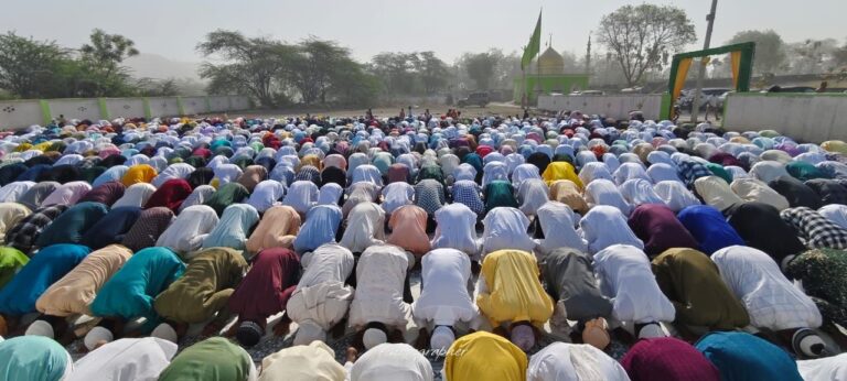 Sonbhadra News : अकीदत और भाईचारे के साथ अदा की गई ईद-उल-फितर की नमाज, मुल्क में अमन-चैन व खुशहाली के लिए मांगी गई दुआ