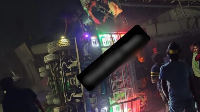 Sonbhadra News : डाला में पत्थर क्रेशर क्षेत्र में पलटा ट्रक, बड़ा हादसा टला