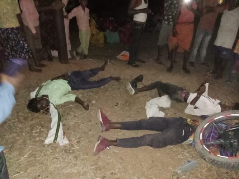 शादी की खुशियाँ मातम में बदलीं: शादी का कार्ड बांटने जा रहे दो सगे भाइयों की सड़क हादसे में मौत, चचेरा भाई घायल।