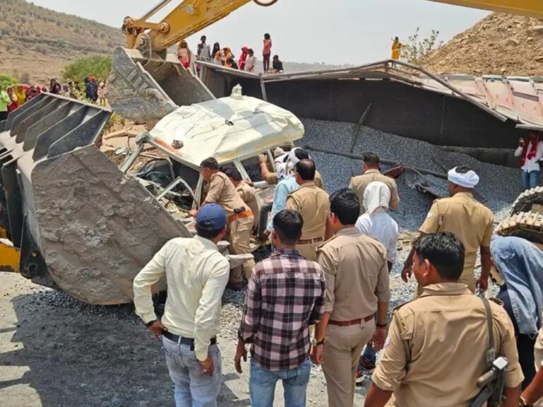 भीषण सड़क हादसा: एंबुलेंस पर पलटी हाईवा, गर्भवती महिला समेत चार की दर्दनाक मौत, दो गंभीर घायल।