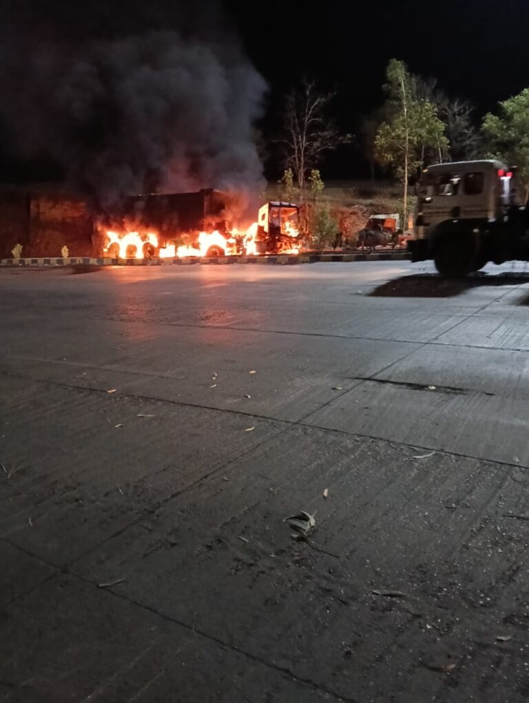 टोल प्लाजा के पास चलती टेलर में लगी भीषण आग, चालक-खलासी ने कूदकर बचाई जान।