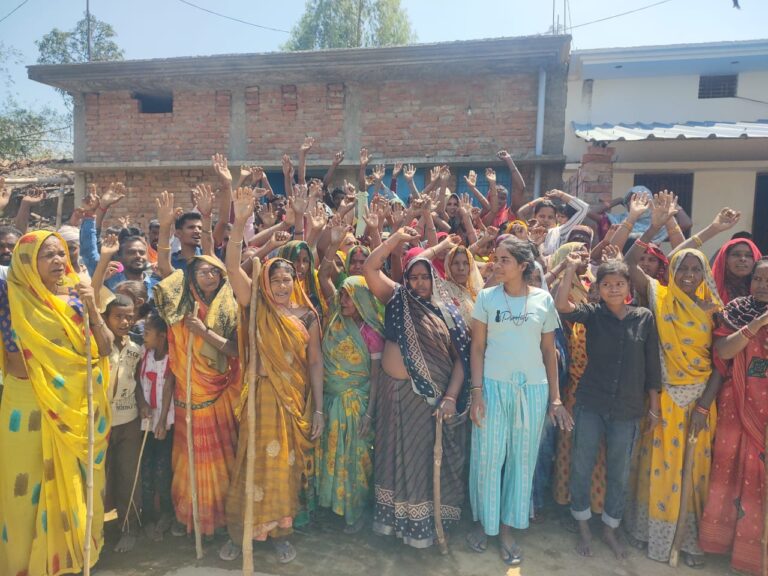 Sonbhadra News : महिलाओं का प्रदर्शन, शराब की दुकान को हटाने की मांग